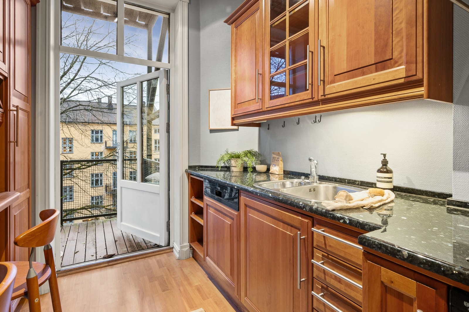 Fra kjøkkenet har du utgang til leilighetens balkong. Galleribilde