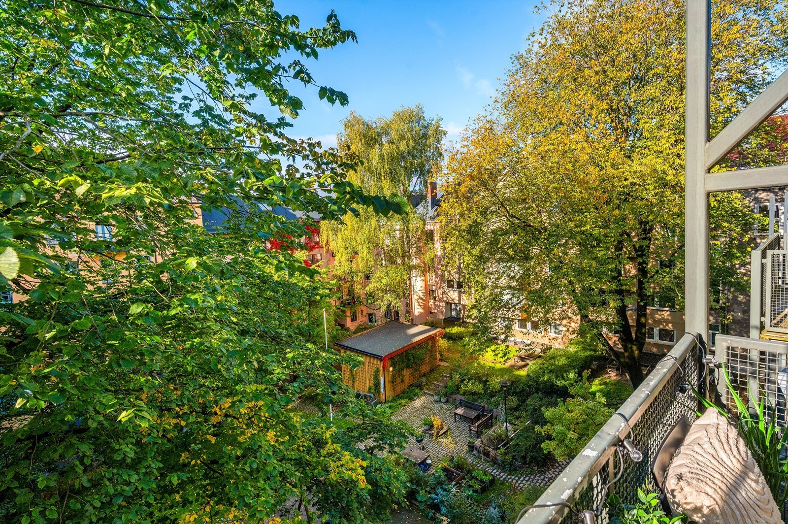 Herlig utsyn til en grønn og fint opparbeidet bakgård. Galleribilde