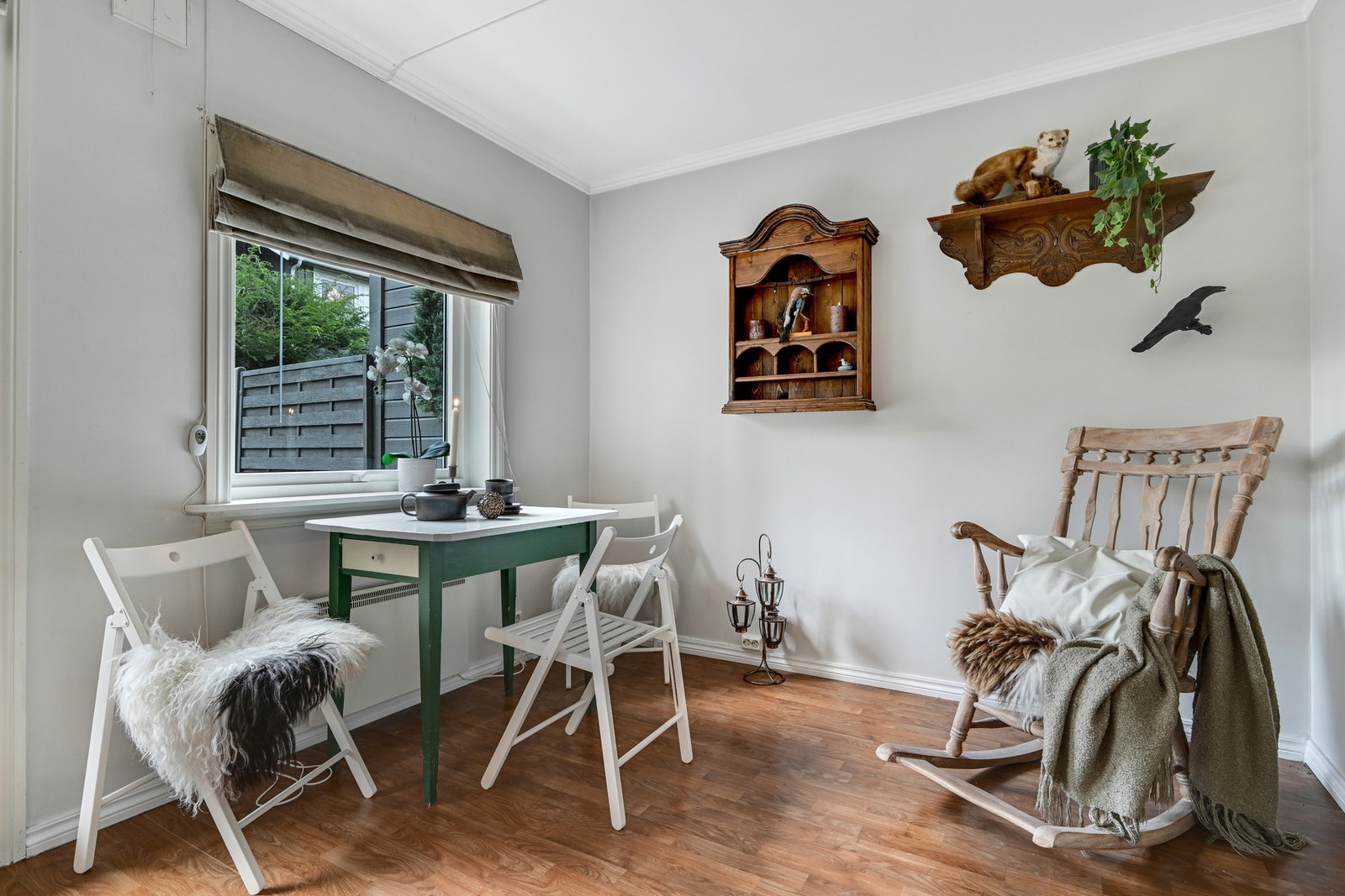 Fra stuen er det utgang til en stor, lun, trivelig og delvis overbygd terrasse på ca. 20 kvm. Galleribilde