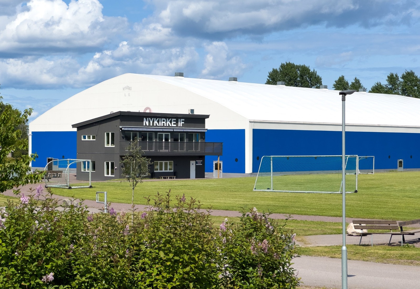 Den nyere kaldhallen med stor kunstgressbane Galleribilde