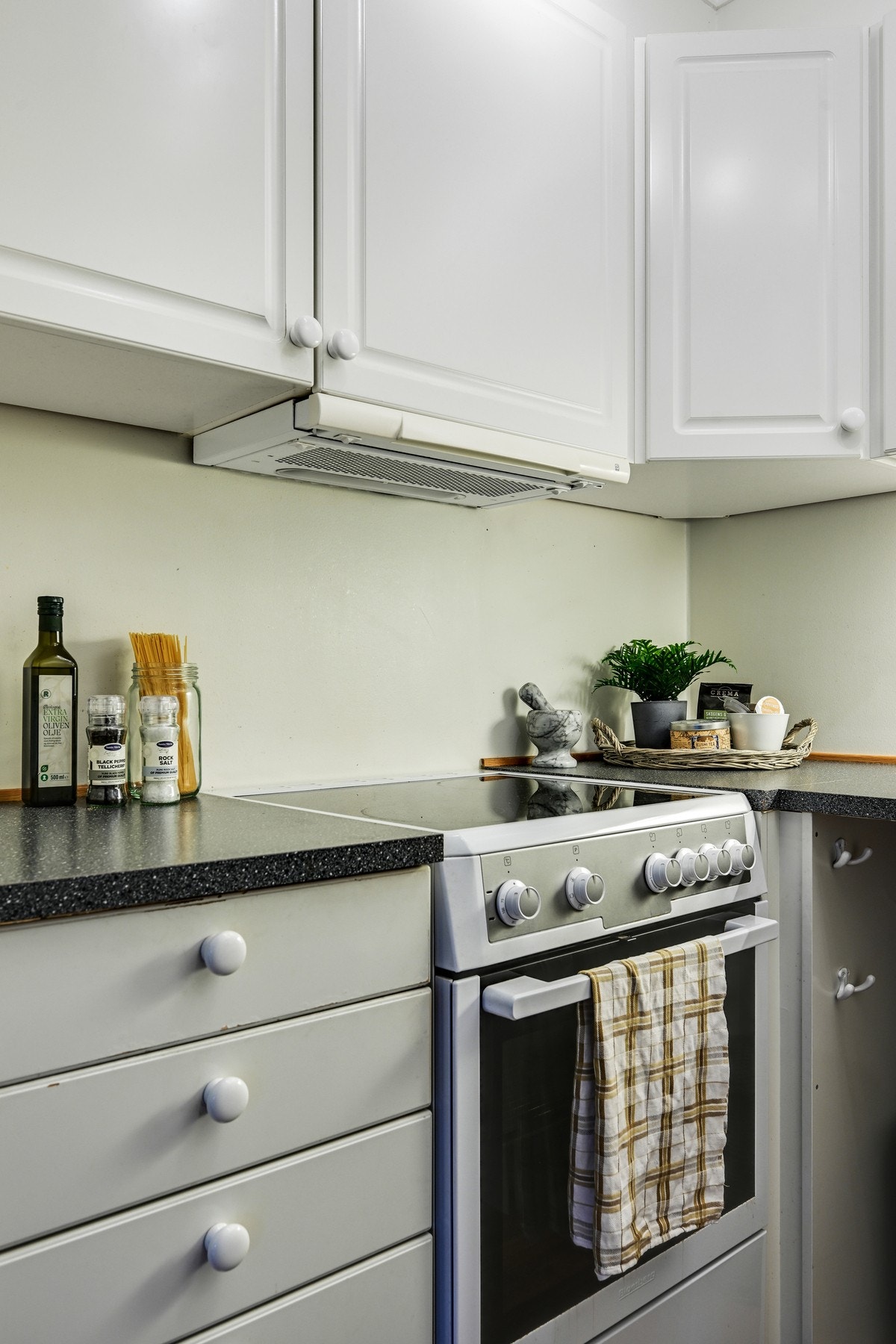 Det er profilerte skapfronter og laminert benkeplate Galleribilde