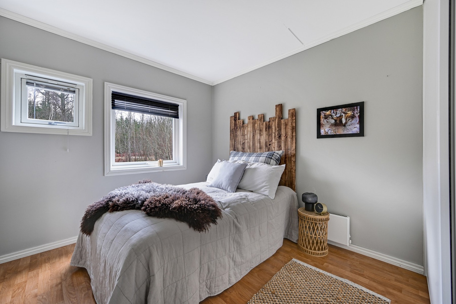 Leiligheten har 2 gode soverom - begge har skyvedørsgarderobe. Her ser vi soverom nr. 1 Galleribilde