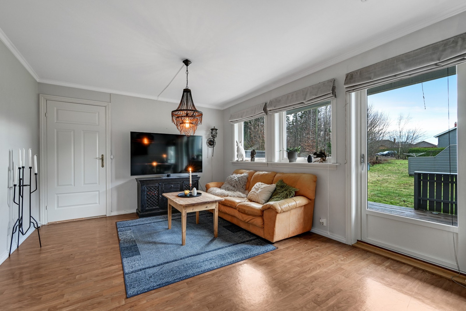 Det er plass for både spisebord og sofagruppe. Galleribilde