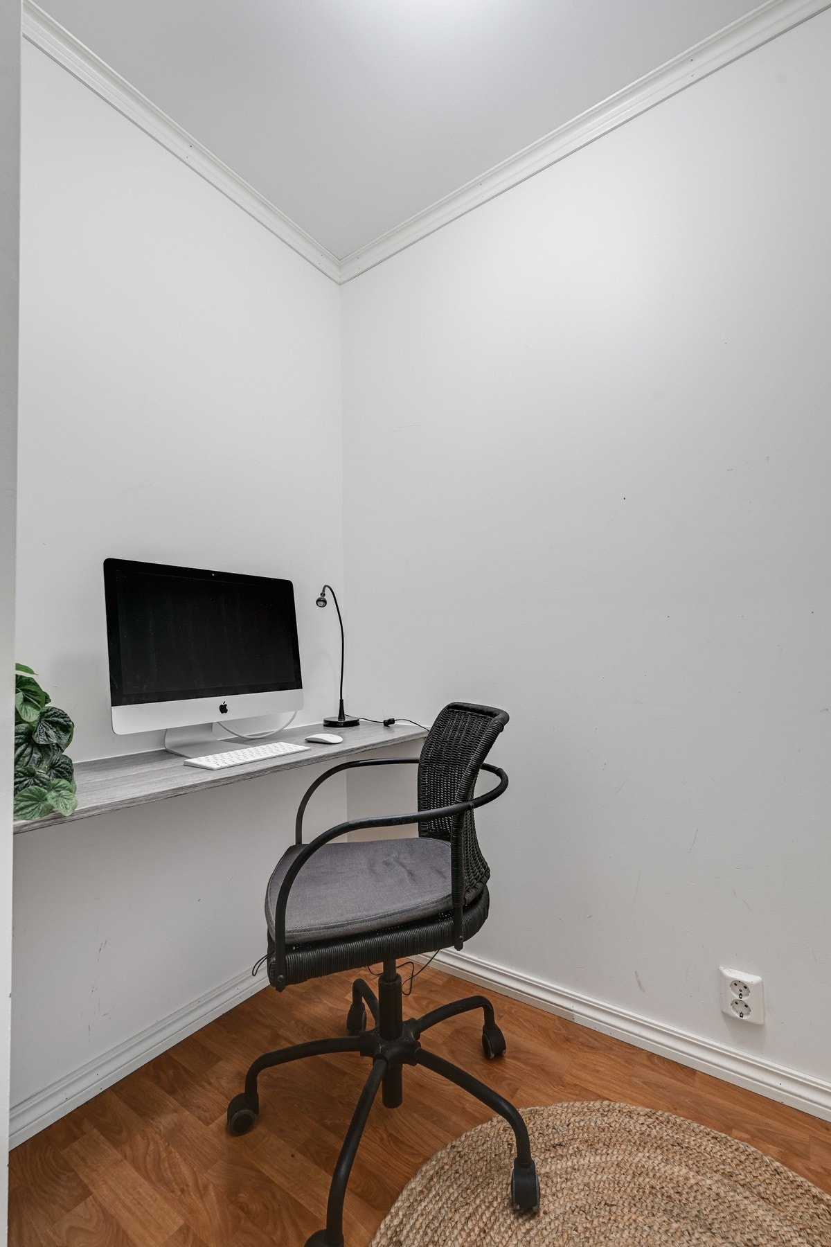 Det er egen bod inne i leiligheten (benyttes i dag som kontor - ikke omsøkt/bruksendret) Galleribilde