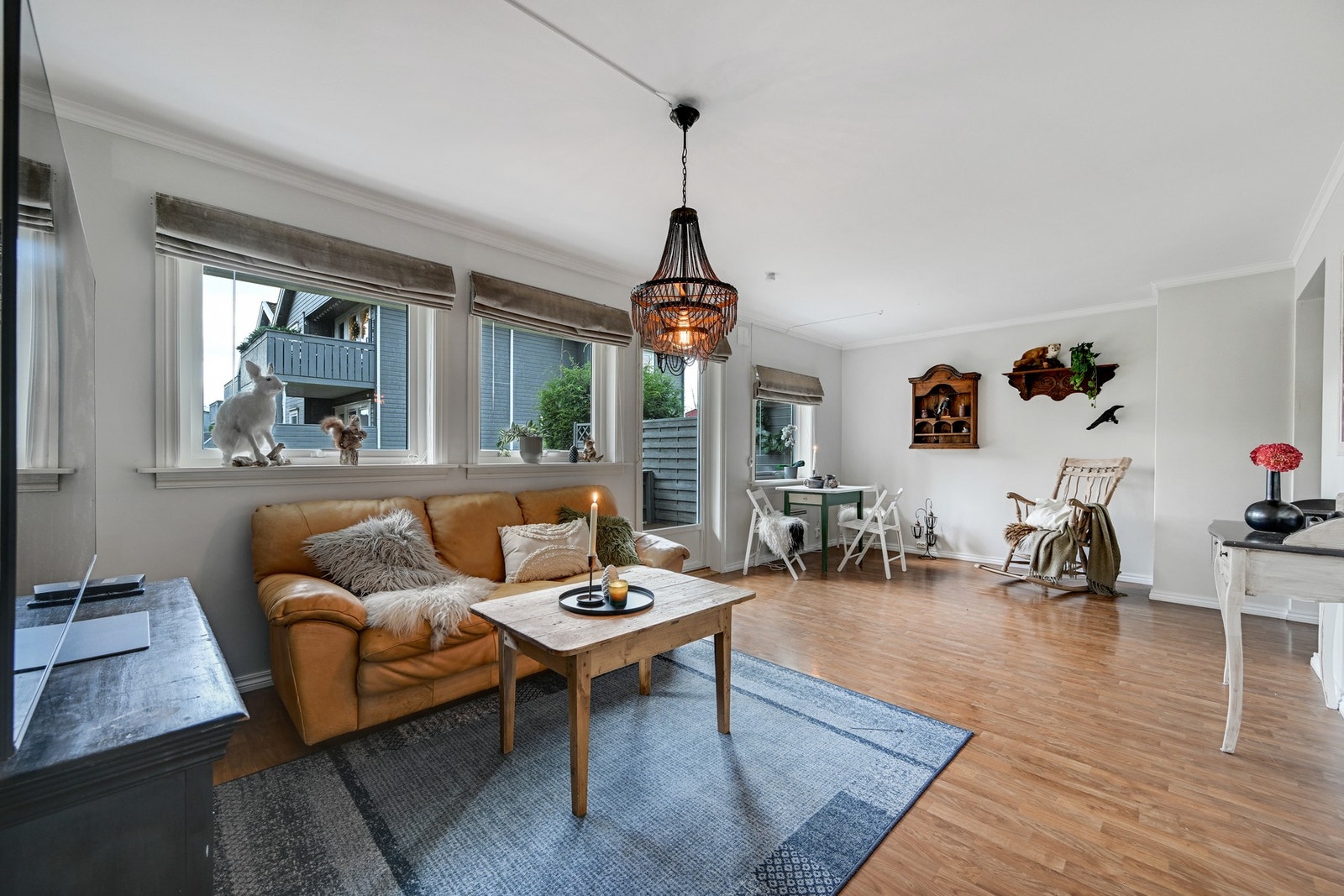 Leilighetens naturlige samlingspunkt er det lyse stuen med store vindusflater. Galleribilde