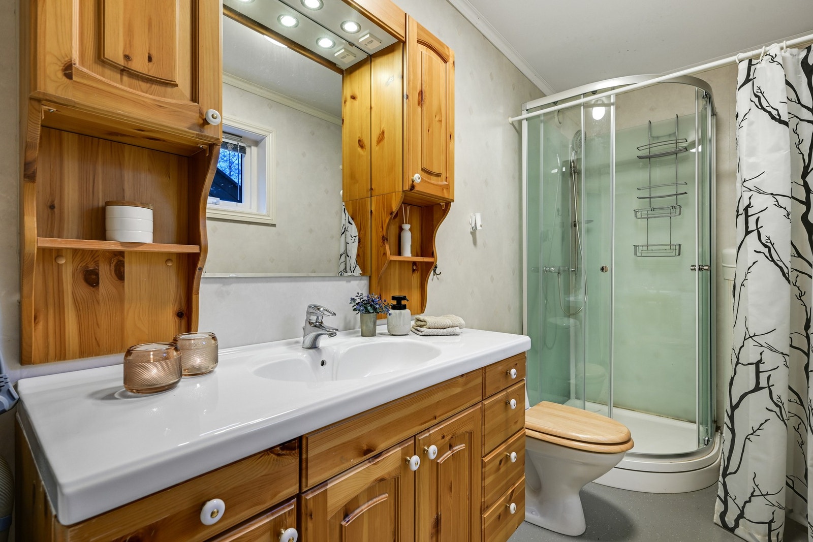 Det er vinylbelegg på gulv og baderomstapet på vegger. Galleribilde