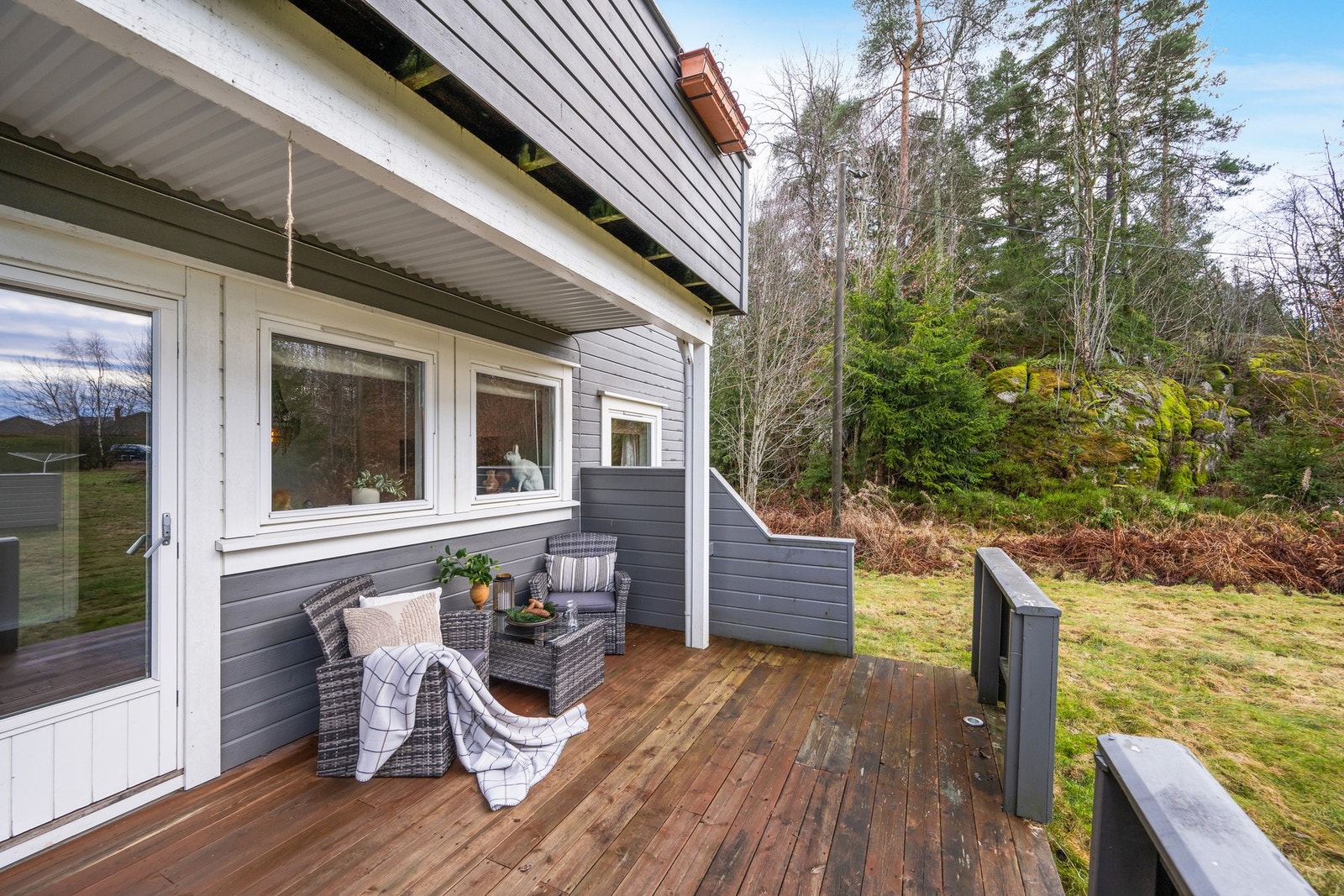 Leiligheten har en stor og delvis overbygd terrasse på ca. 20 kvm. Galleribilde