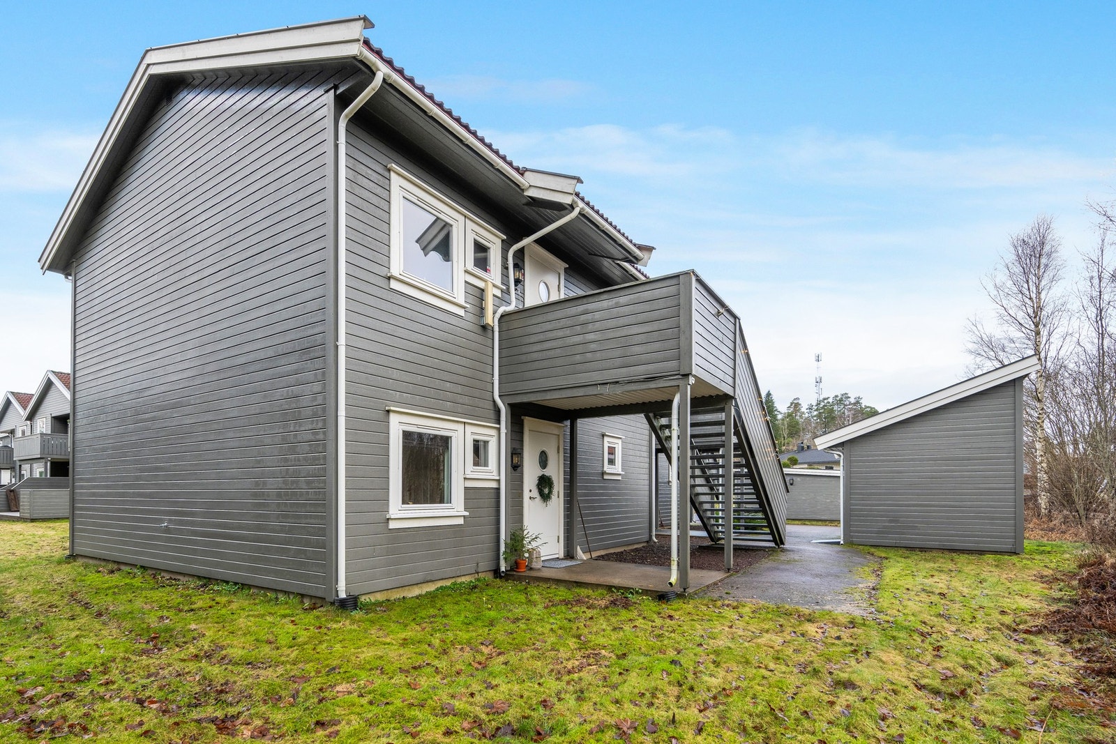 Leiligheten har adkomst via delvis overbygget inngangsparti. Galleribilde