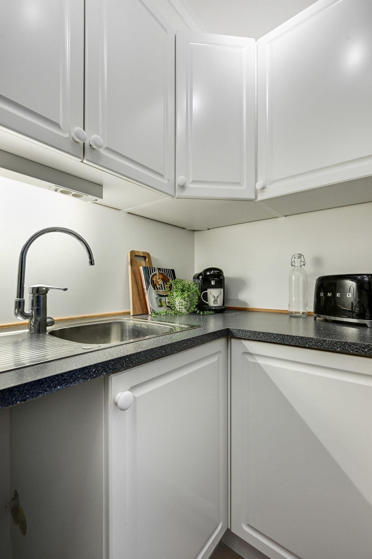 Oppvaskkum i stål med 1-greps blandebatteri. Galleribilde