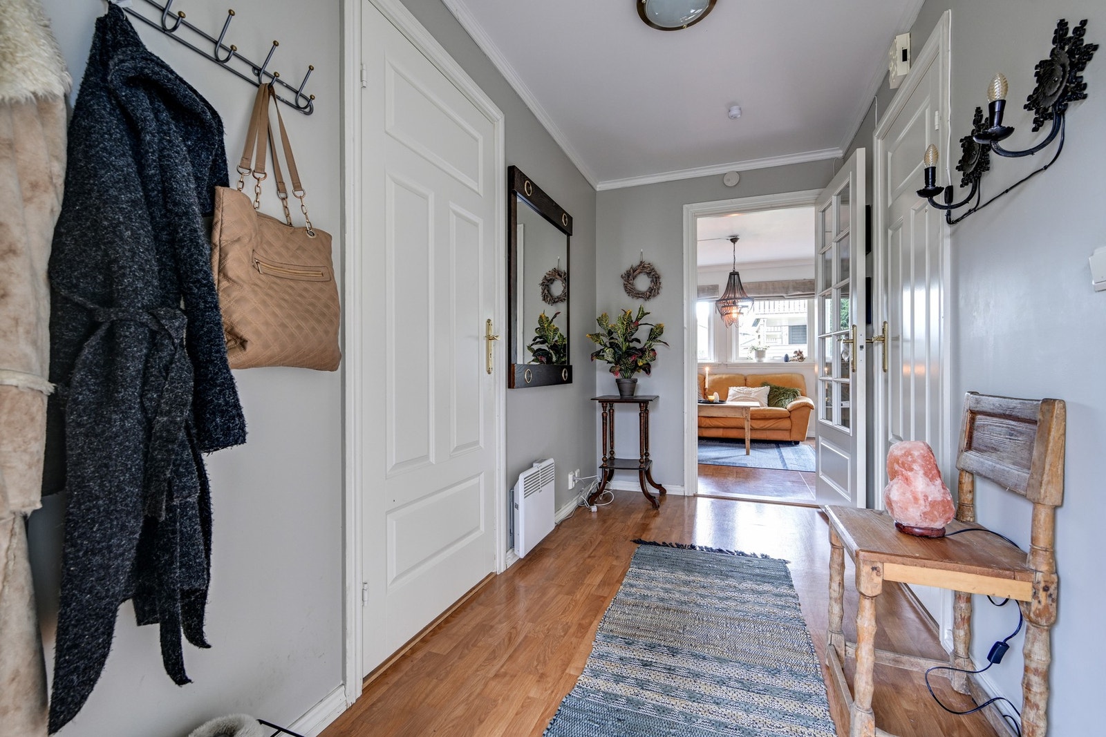 Velkommen inn i gangen som er romslig - med plass for å henge fra seg yttertøyet. Galleribilde