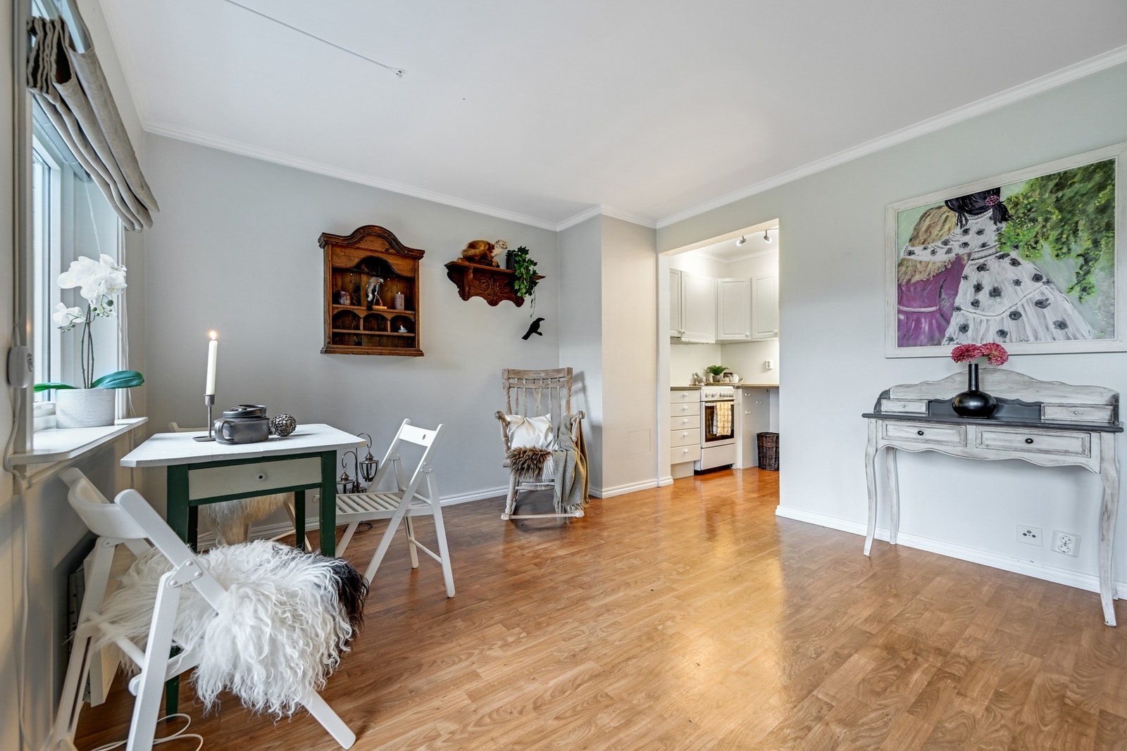 Stue og kjøkken ligger i delvis åpen løsning. Galleribilde