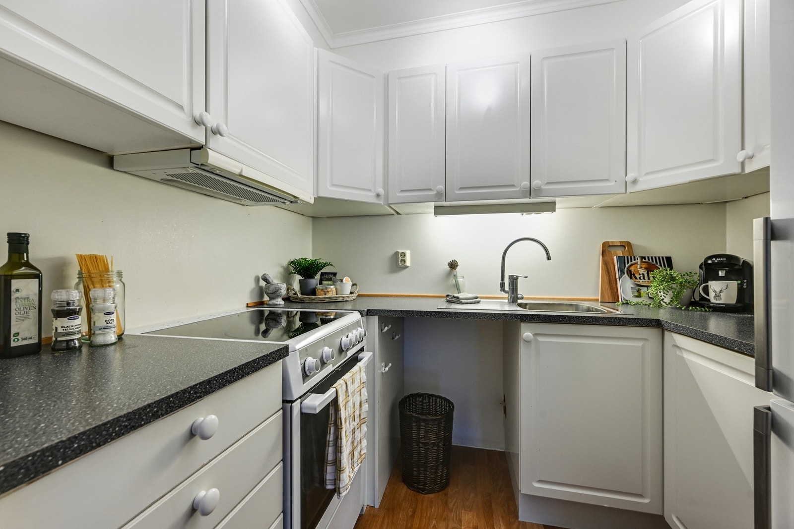 Lyst kjøkken med innredning fra 2004 Galleribilde