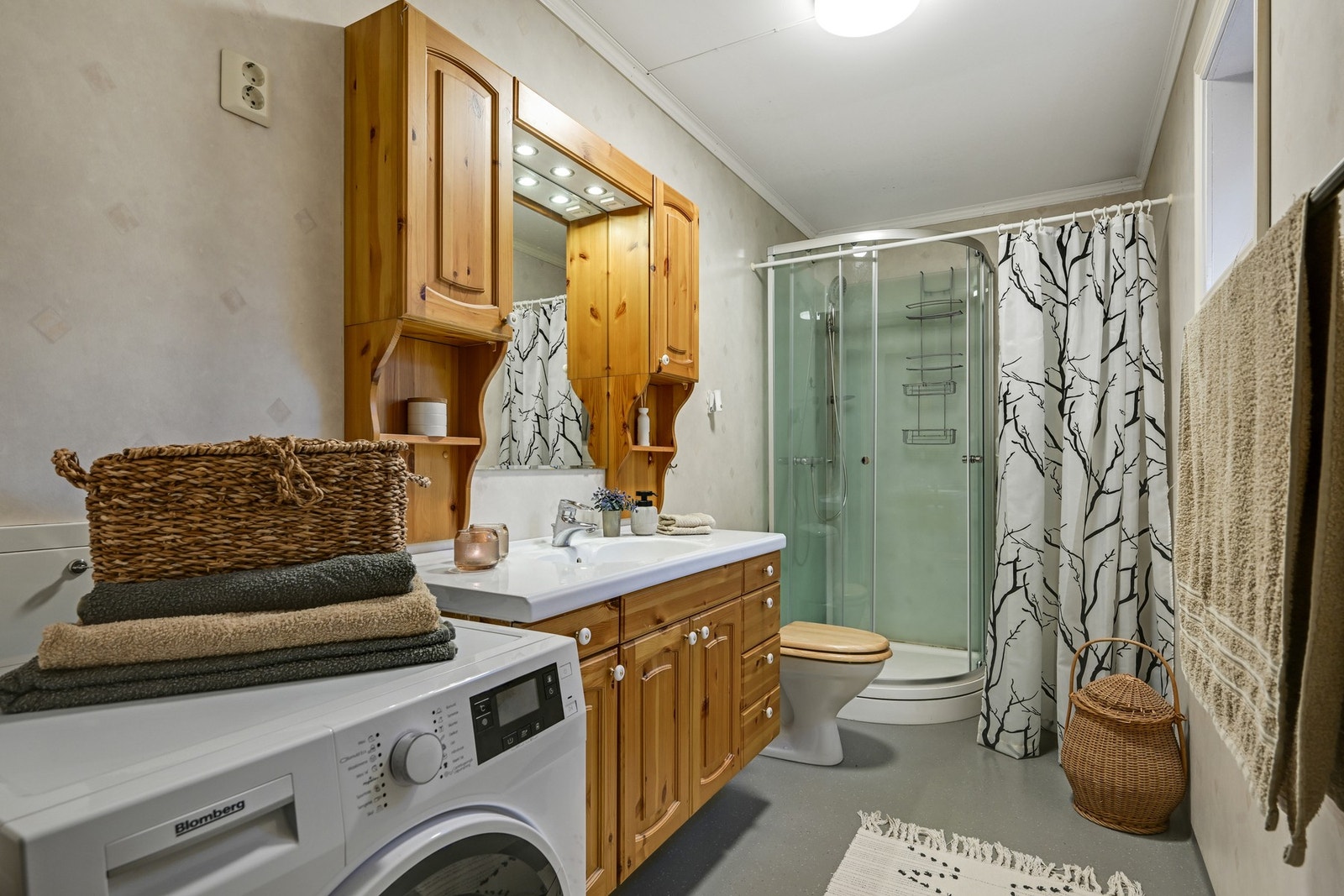 Praktisk bad med wc, servant, dusjkabinett og opplegg for vaskemaskin. Galleribilde