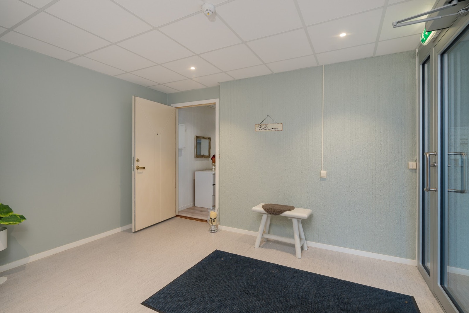 Gang og inngang til leiligheten. Galleribilde