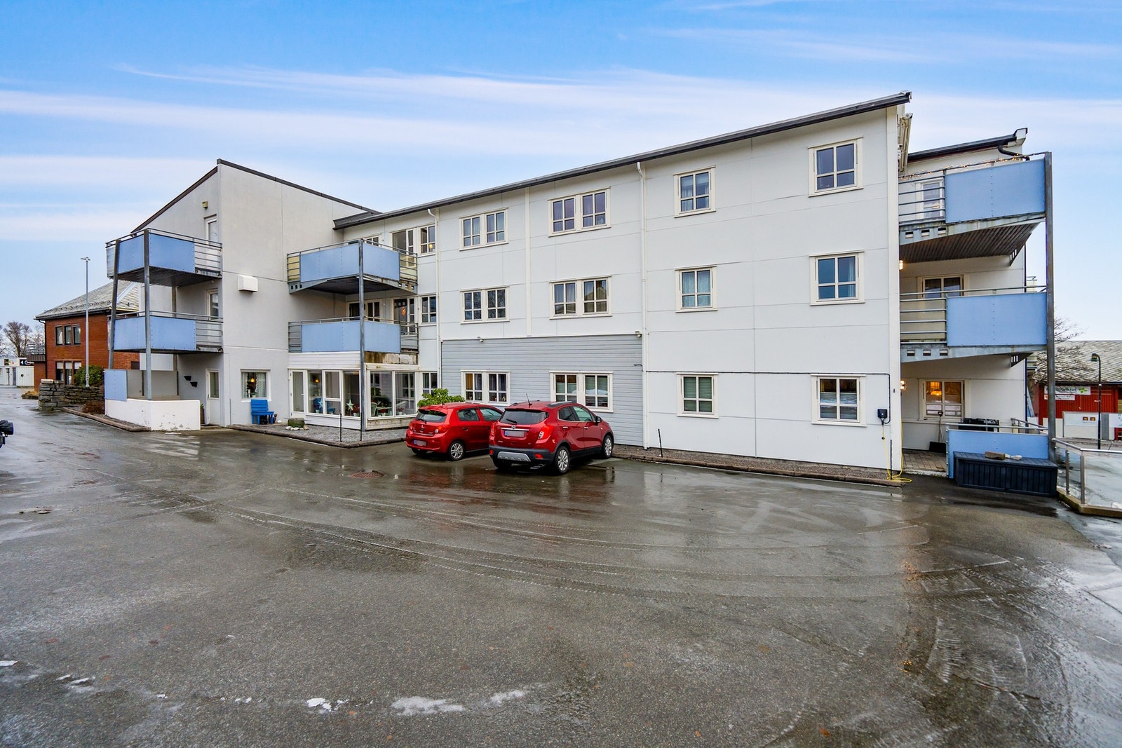 Baksiden av bygget. Her er det godt med parkeringsplasser. Galleribilde