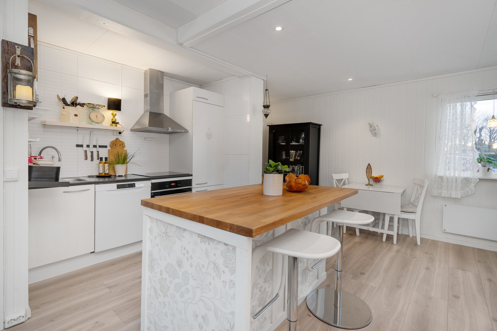 Stor kjøkkenøy. Her er det godt med benkeplass og man har plass til å sitte å holde kokken med selskap. Galleribilde