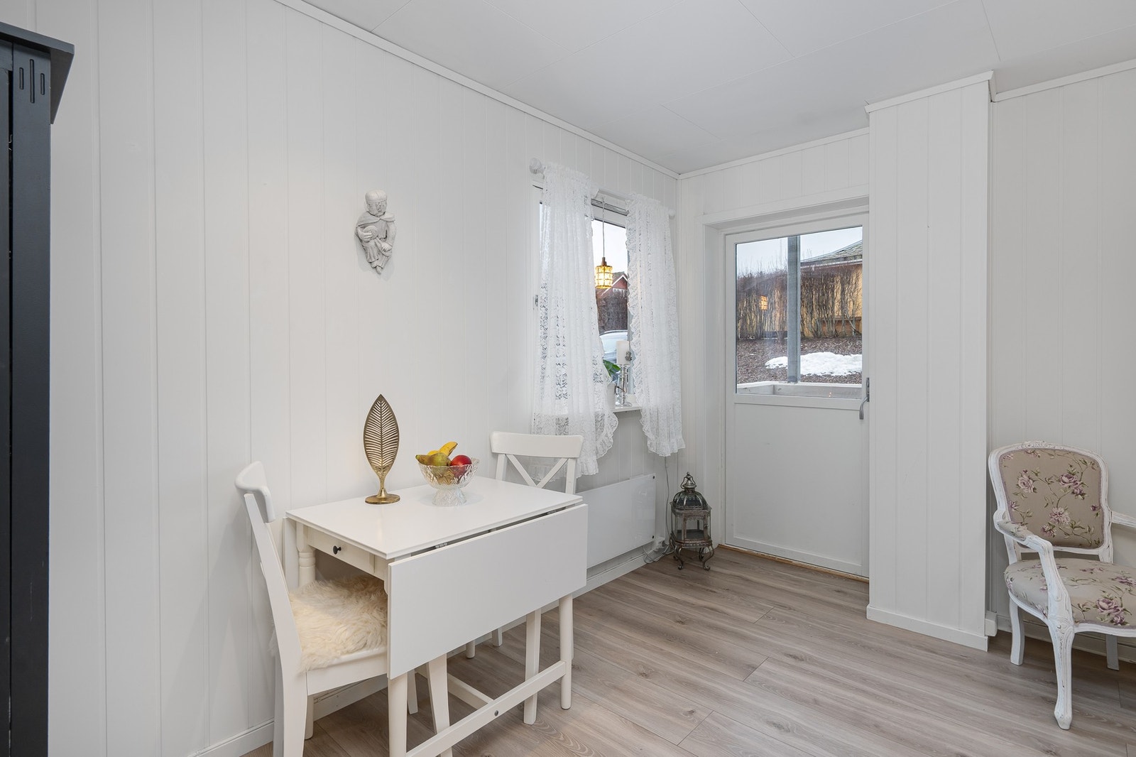 Her er det også plass til en egen liten spisekrok. Herfra er det også utgang til balkong på baksiden. Galleribilde