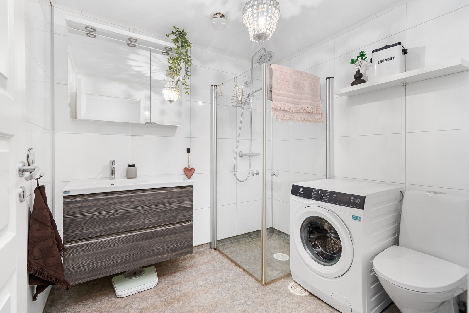 Bad. Lyst og innbydende. Opplegg til vaskemaskin. Galleribilde