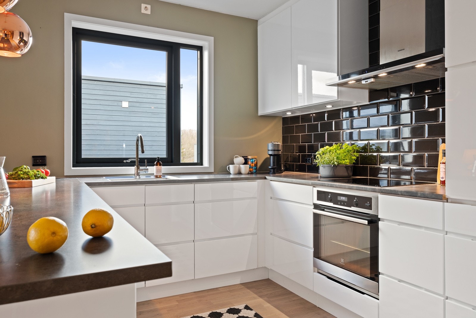 Godt utstyrt kjøkken med integrerte hvitevarer og vinskap Galleribilde