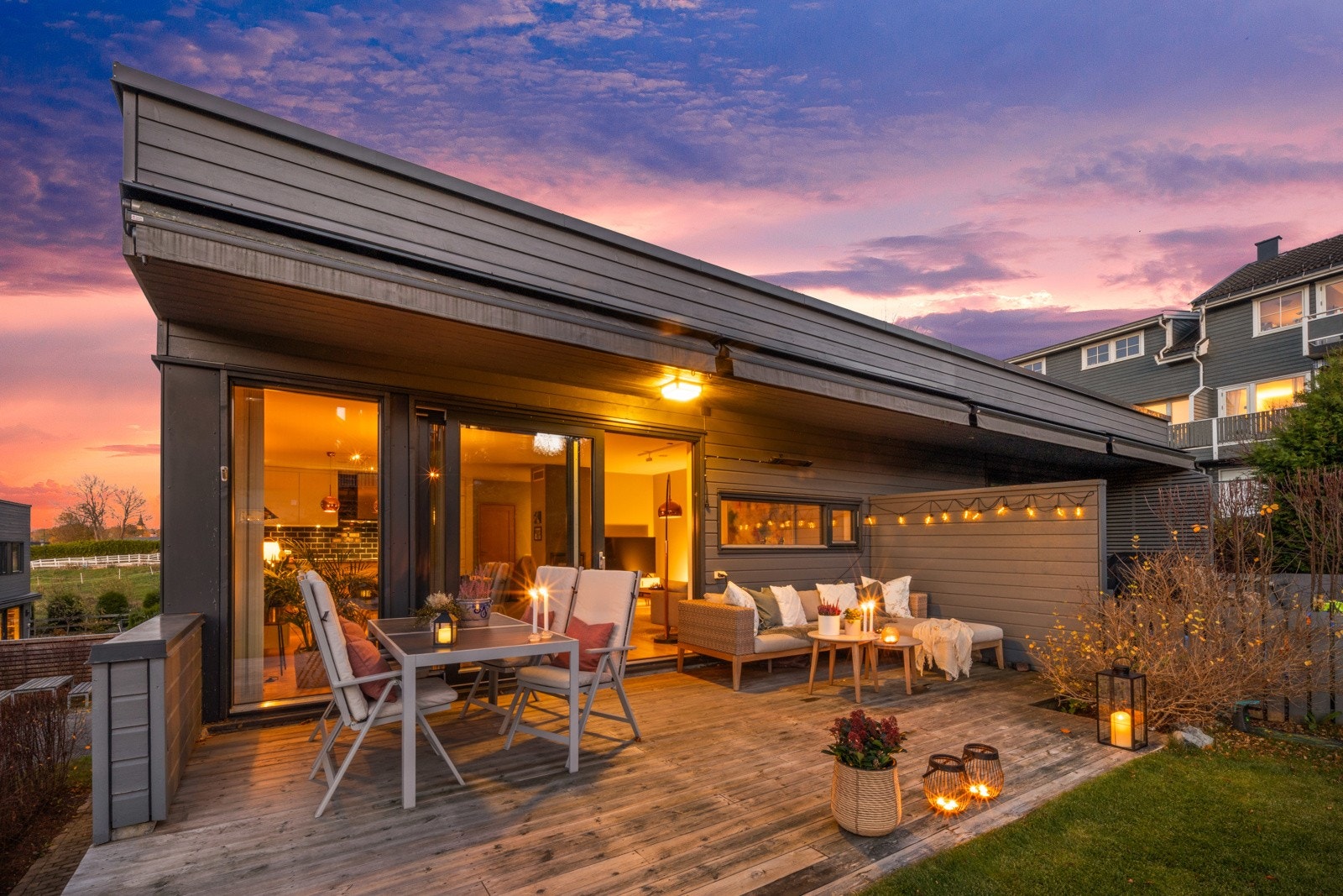 Delvis overbygget markterrasse med dobbel markise Galleribilde