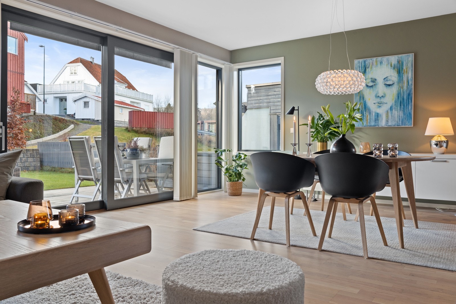 Store vindusflater som gir godt med naturlig lys Galleribilde