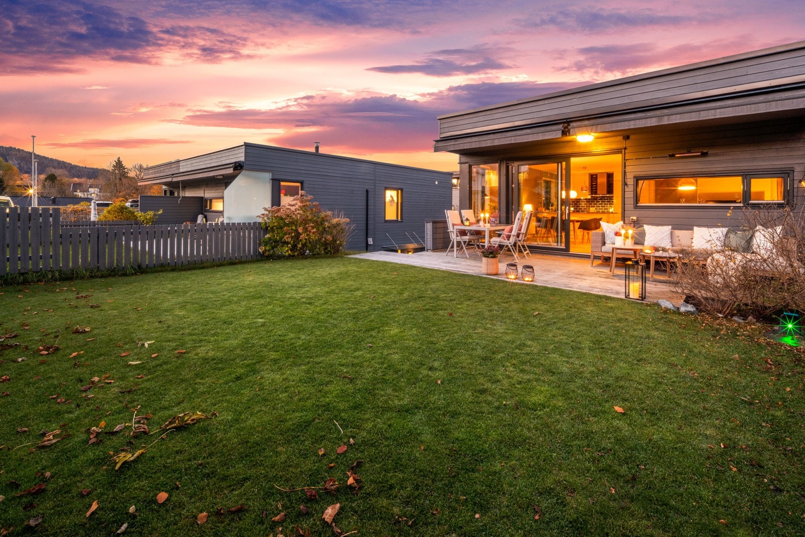 Meget hyggelige utearealer med gode solforhold store deler av dagen Galleribilde