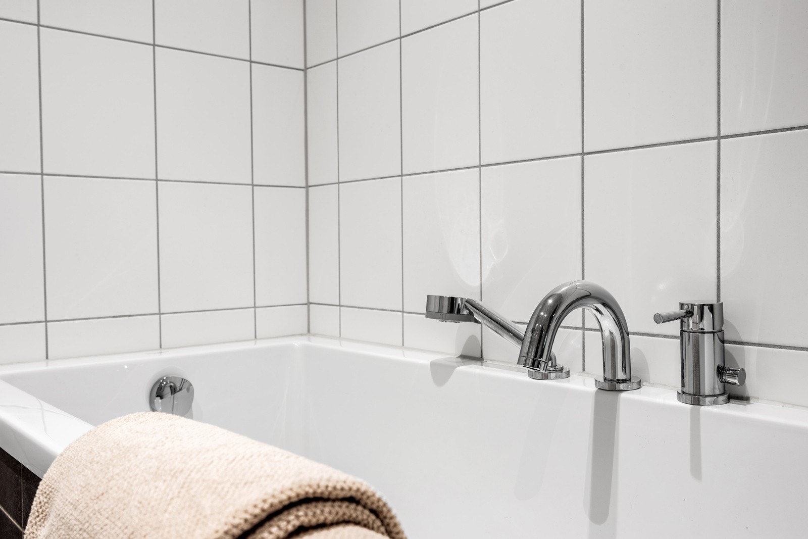 Bad med dushjhjørne og badekar Galleribilde