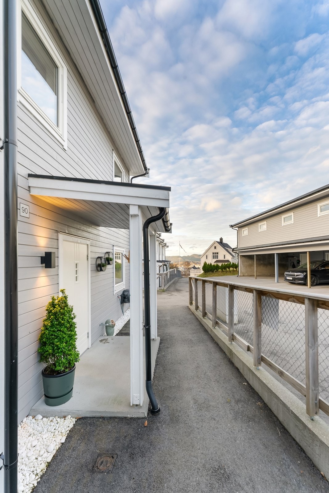 Seksjonen har 2 carporter med tilhørende sportsboder. Det er installert el-bil lader i begge carportene. Galleribilde