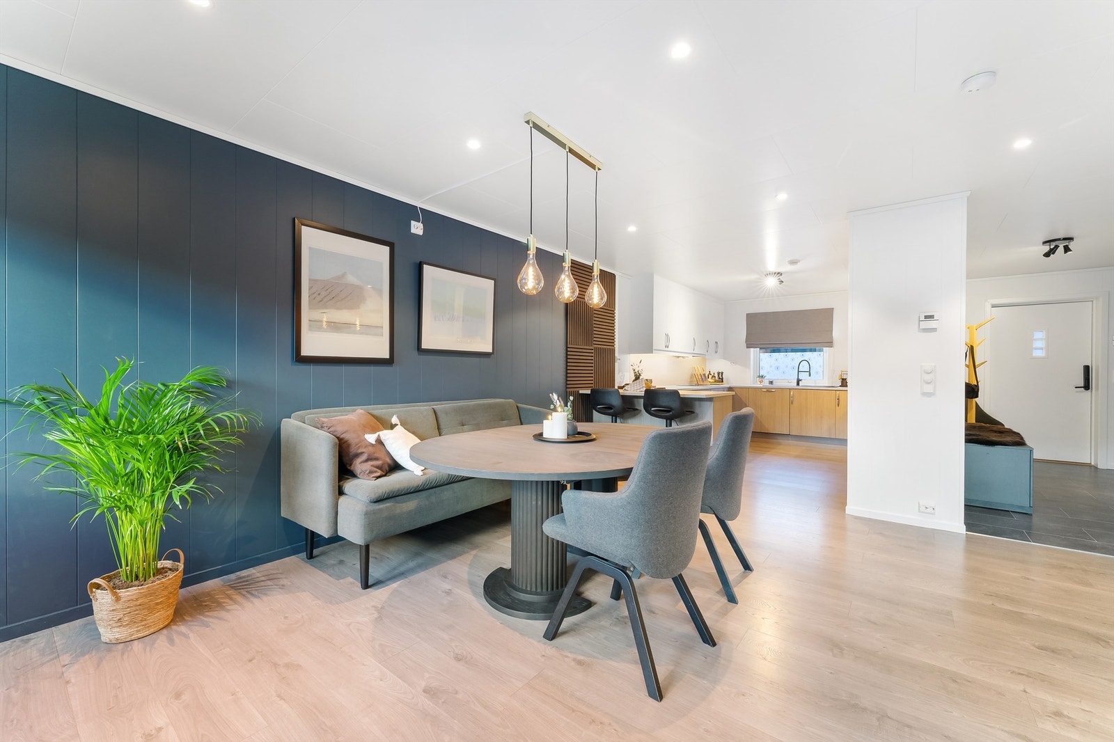 Oppvarming i boligen er ved fjernvarme. Dette betales via felleskostnadene. Galleribilde