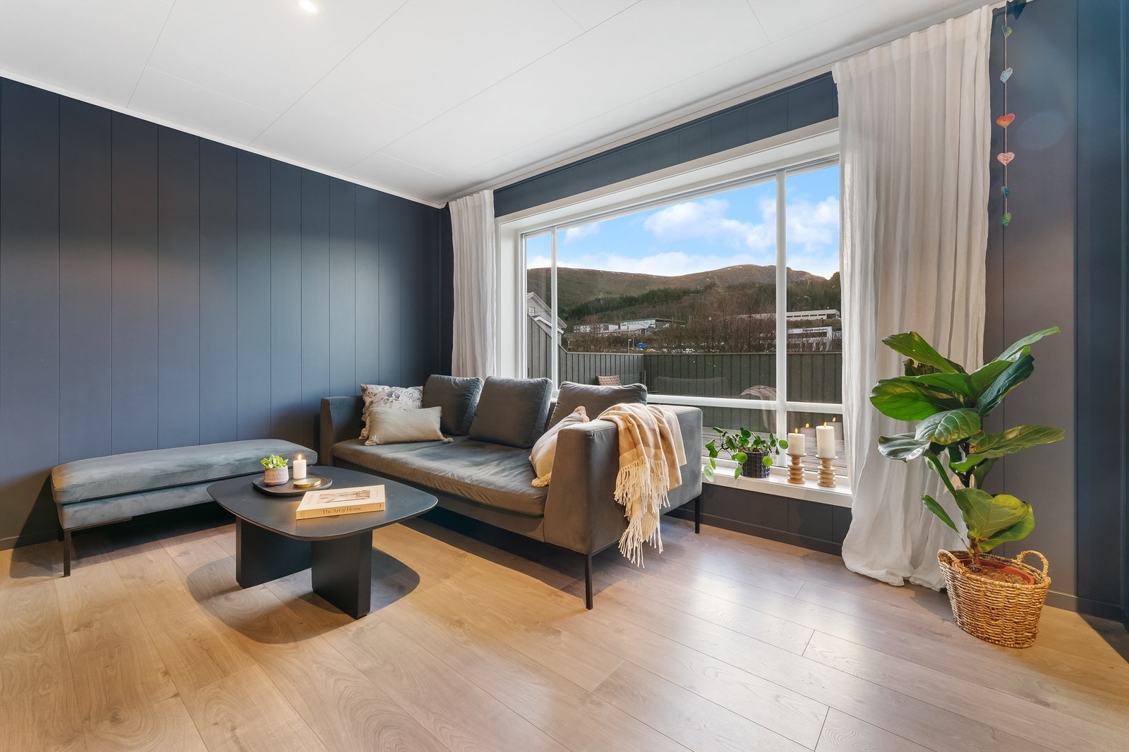 Romslig stue med åpen løsning til kjøkkenet. Galleribilde