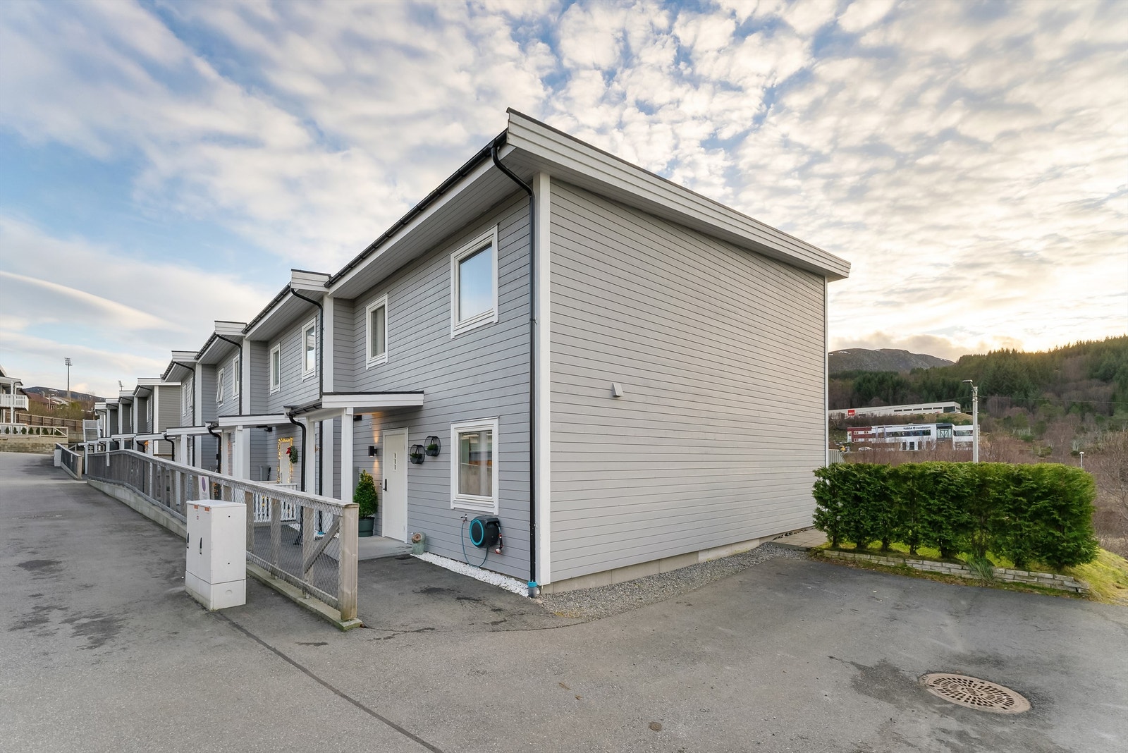 Moderne enderekkehus med sentral beliggenhet. Galleribilde