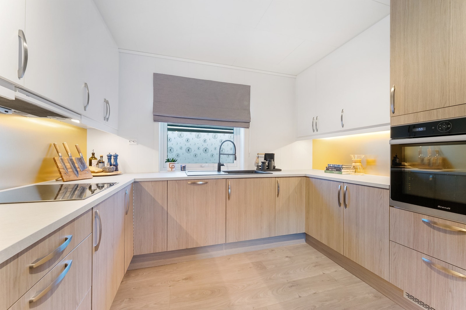 Flott og praktisk kjøkken med mye skap- og benkeplass. Galleribilde