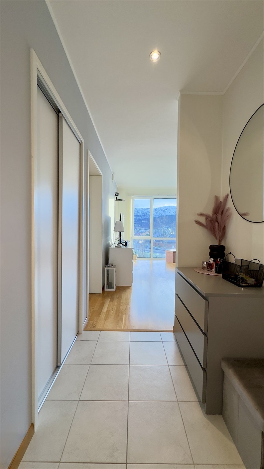 Gang med skyvedørsgarderobe. Galleribilde