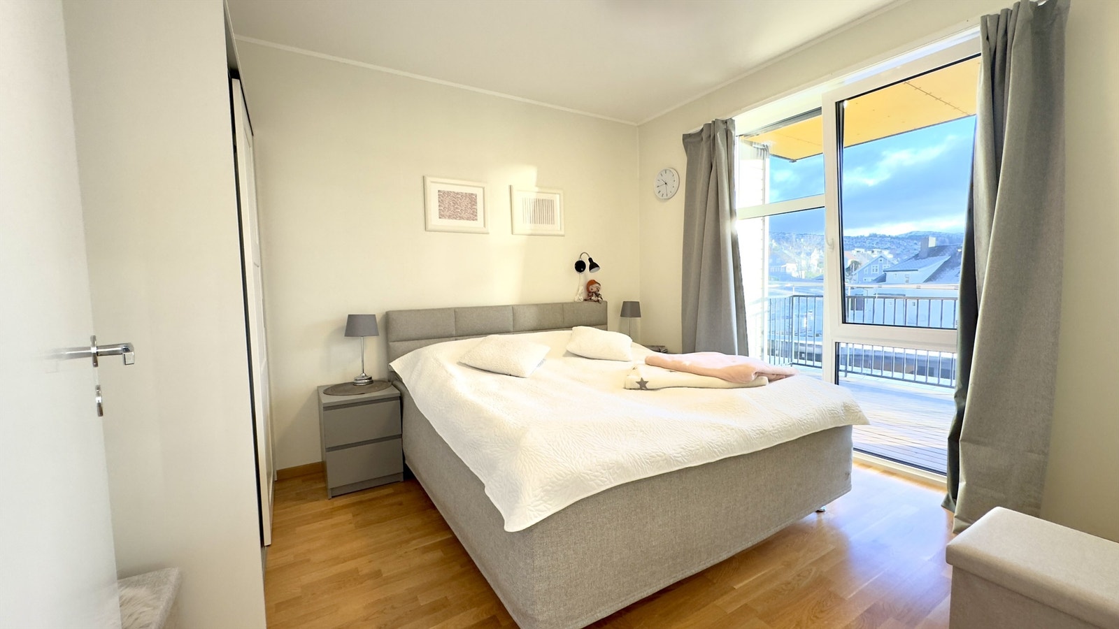 Romslig soverom med stort garderobeskap. Galleribilde