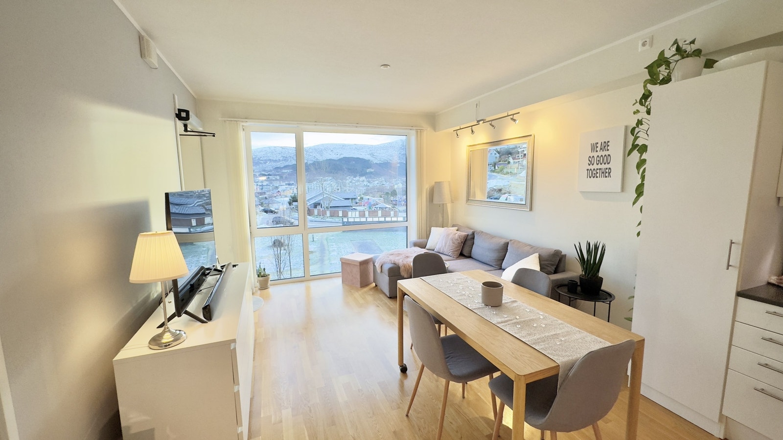 Fra stuen er det utgang til veranda. Galleribilde