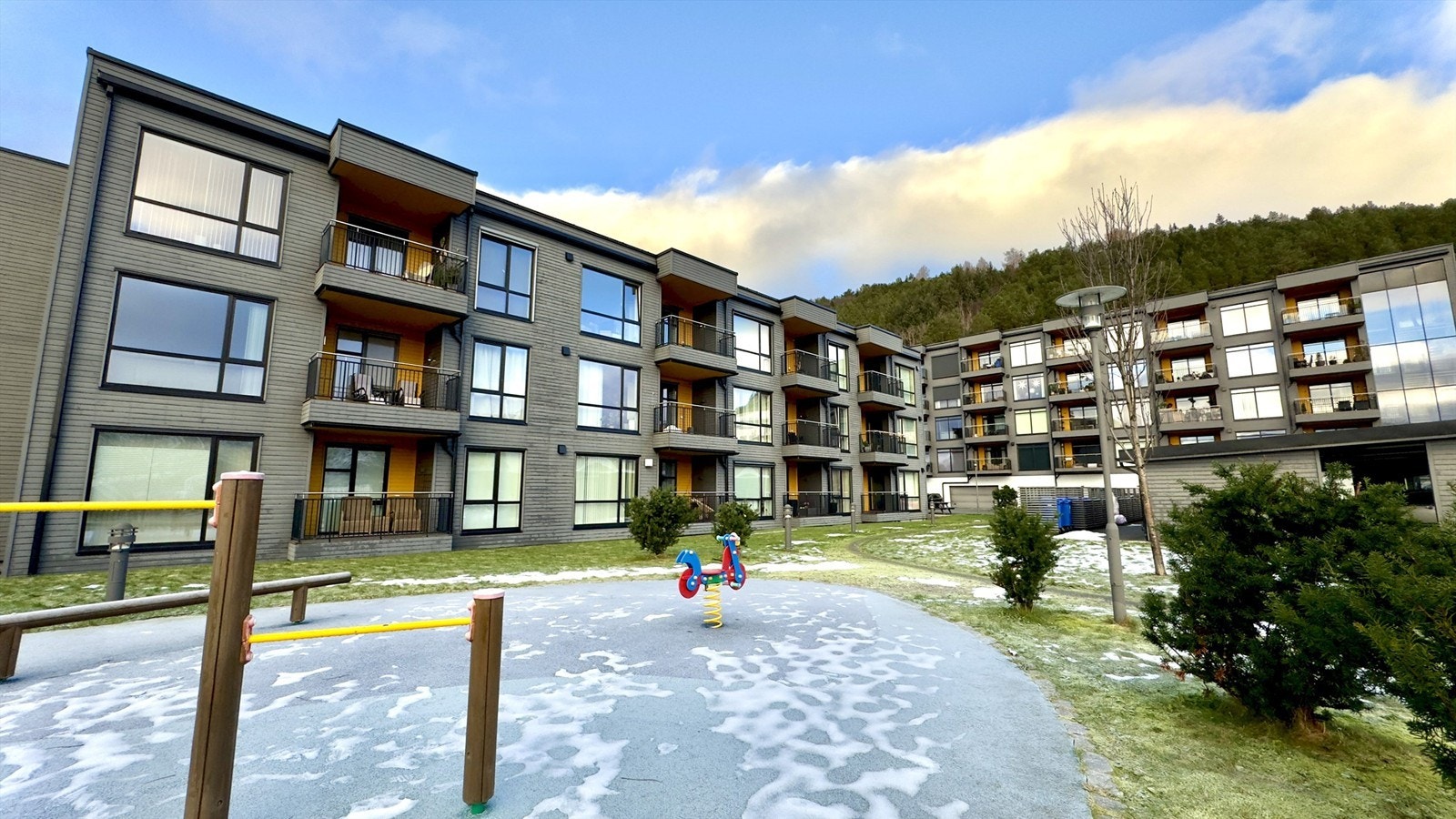 Leiligheten ligger i øverste etasje. Det er heis i bygget. Galleribilde