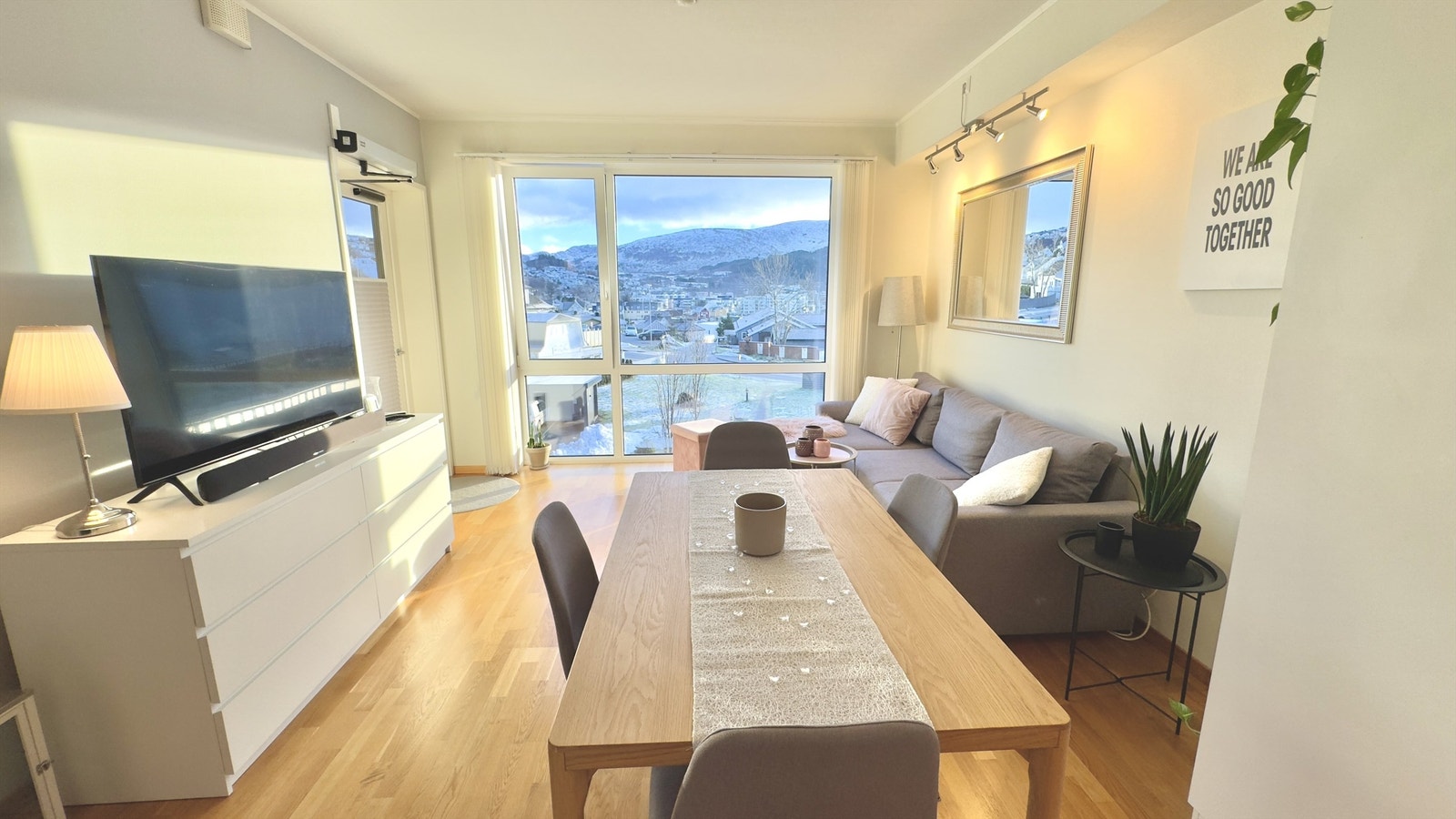 Utsikt mot sjøen og Ulsteinvik sentrum. Galleribilde