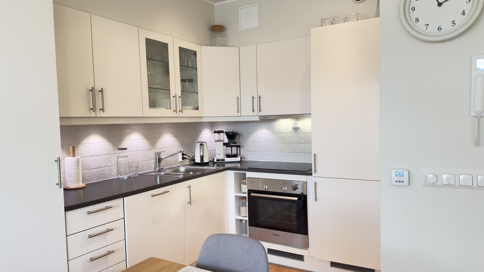 Kjøkken med integrerte hvitevarer som medfølger handelen. Galleribilde