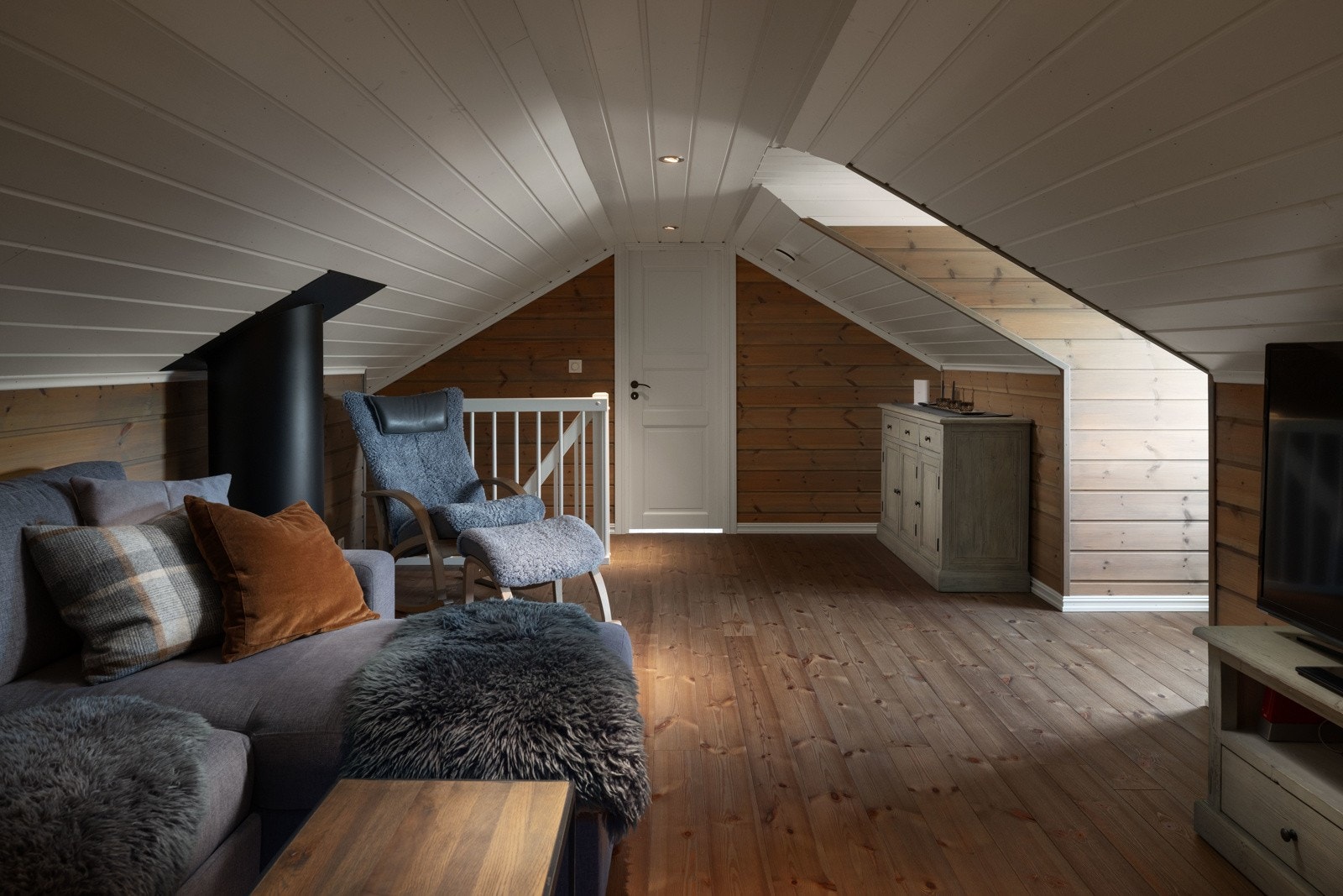 Dagens innredning til varig opphold avviker således fra tegninger. Kjøper må evt. søke om bruksendring av loftsetasje eller gjennoppta en bruk som er iht. tegninger med loftsrom/ikke varig opphold. Galleribilde