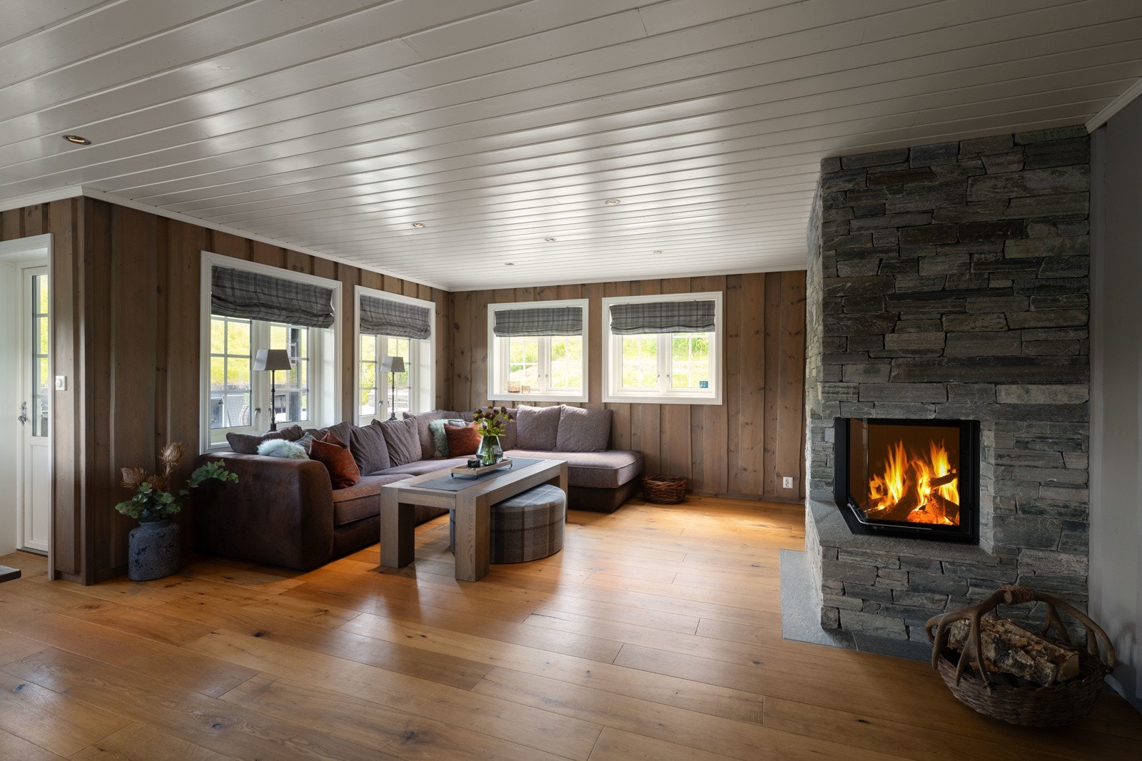 En påkostet og pen peis. Galleribilde