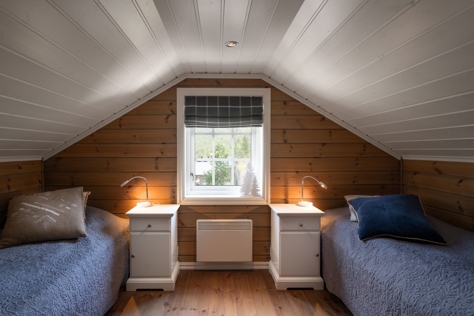 Dagens innredning til varig opphold avviker således fra tegninger. Kjøper må evt. søke om bruksendring av loftsetasje eller gjennoppta en bruk som er iht. tegninger med loftsrom/ikke varig opphold. Galleribilde