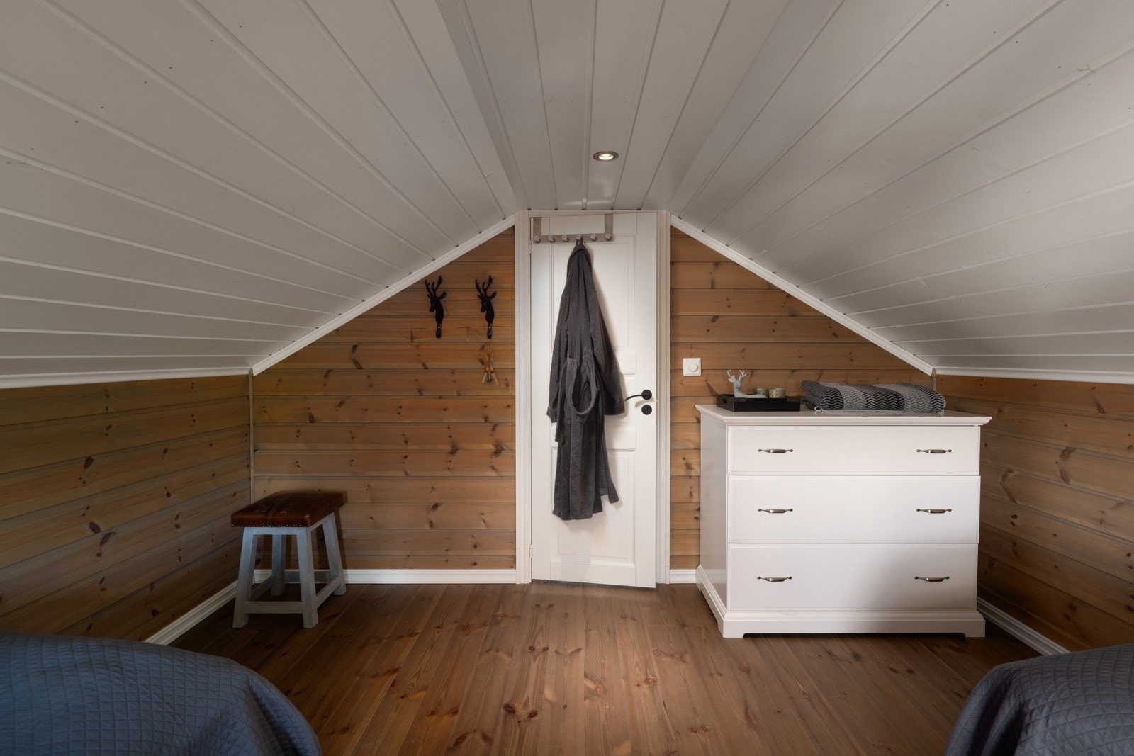 Dagens innredning til varig opphold avviker således fra tegninger. Kjøper må evt. søke om bruksendring av loftsetasje eller gjennoppta en bruk som er iht. tegninger med loftsrom/ikke varig opphold. Galleribilde