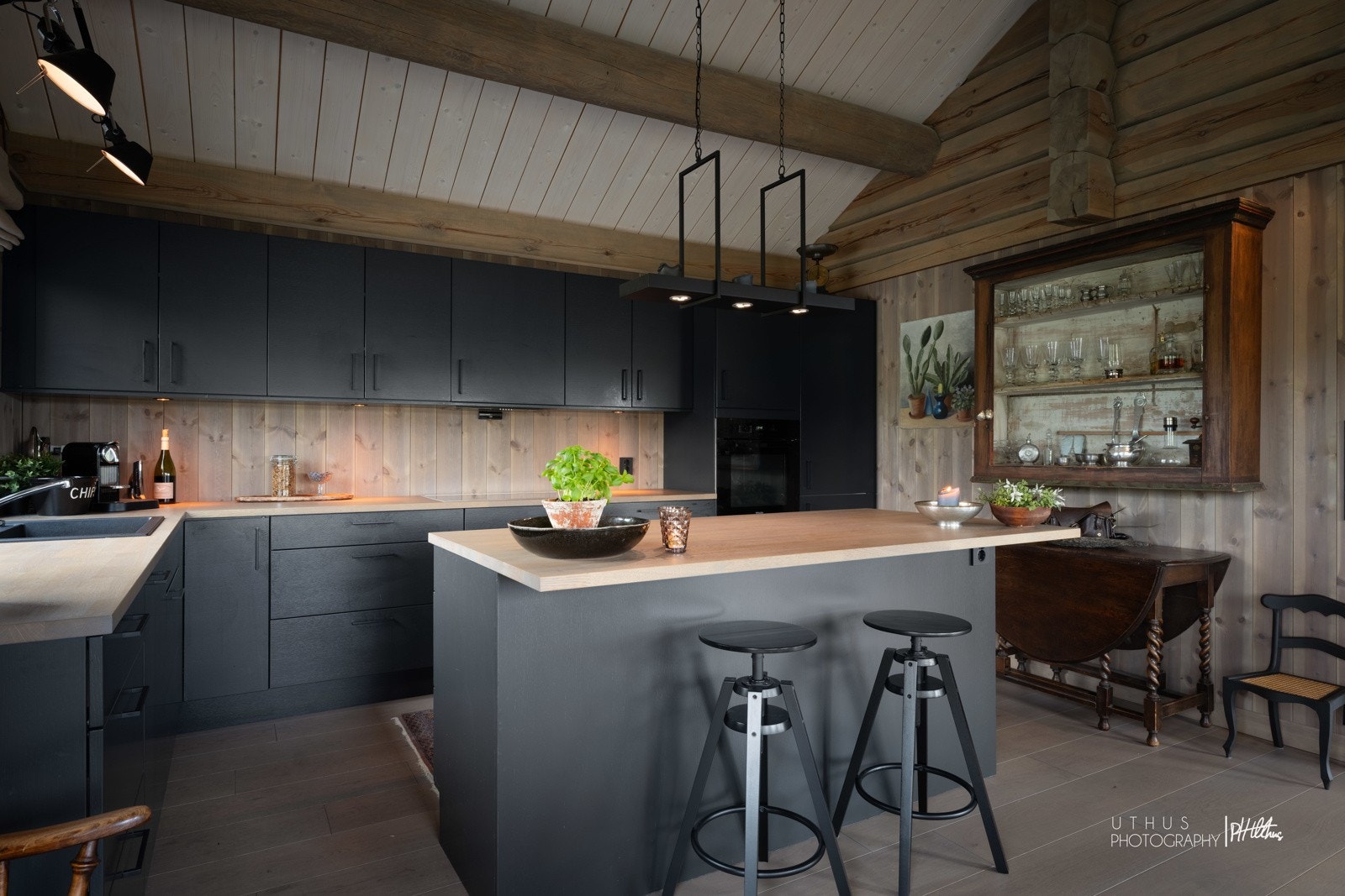 Kjøkkenet har masse benkeplass, perfekt for behagelig og smidig kokkelering Galleribilde