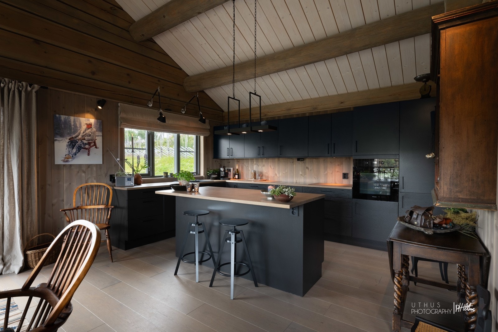 Lekkert kjøkken med god skapplass Galleribilde