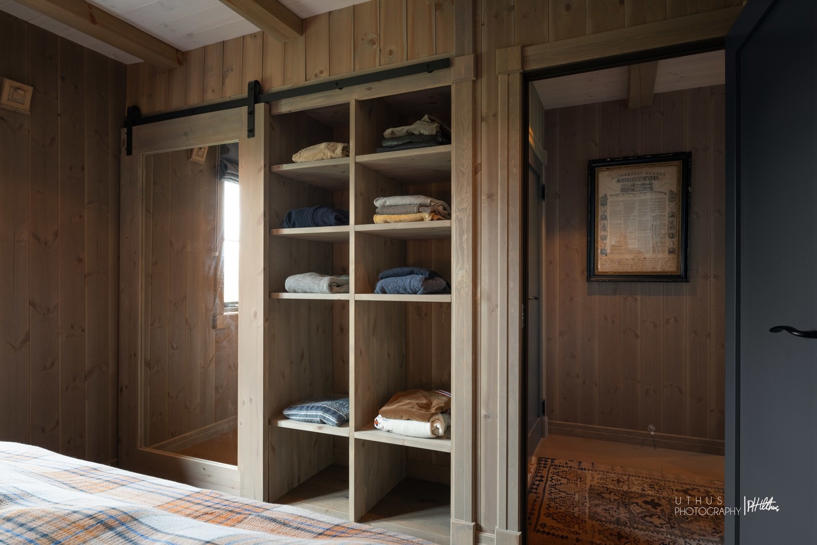 Soverom 2 har et plassbygd garderobeskap Galleribilde