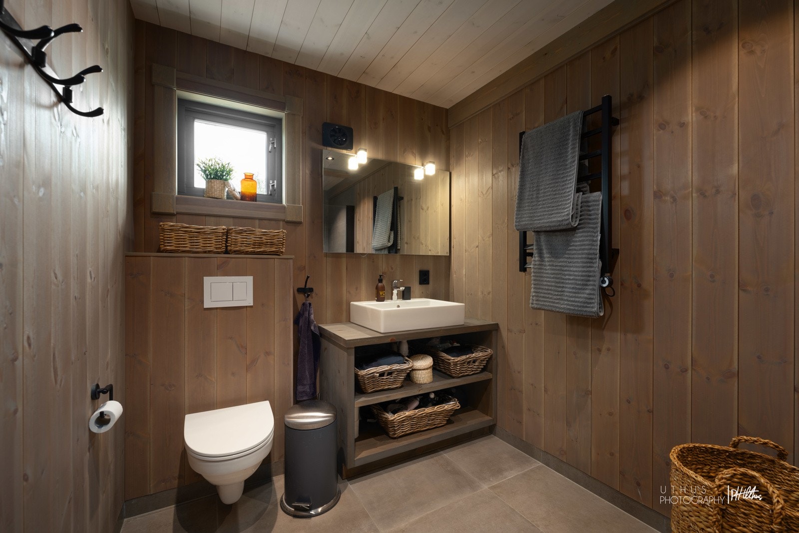 Hytten har to moderne bad, begge med en stilig dusj Galleribilde