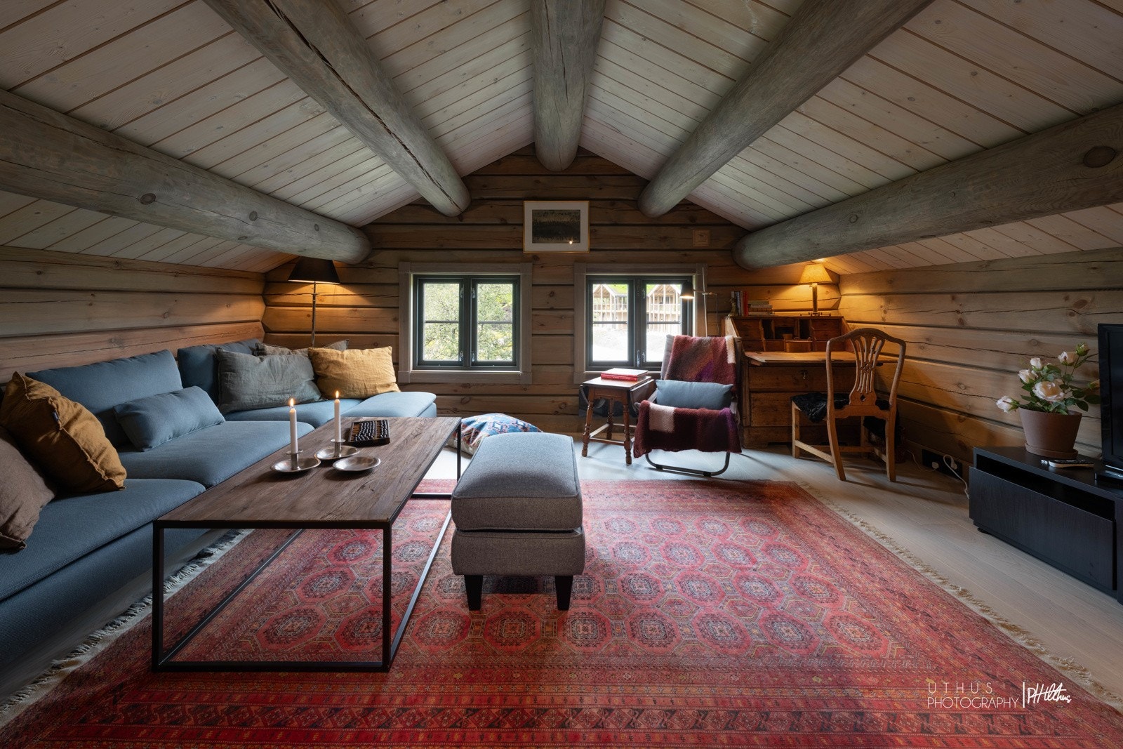 Fra gangen kommer man inn i en flott, romslig stue Galleribilde