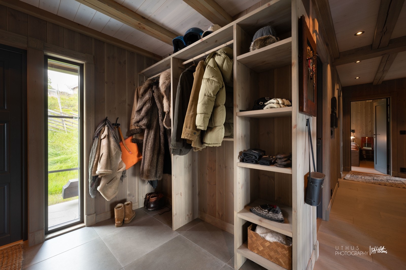 Stor entré med flislagt gulv Galleribilde