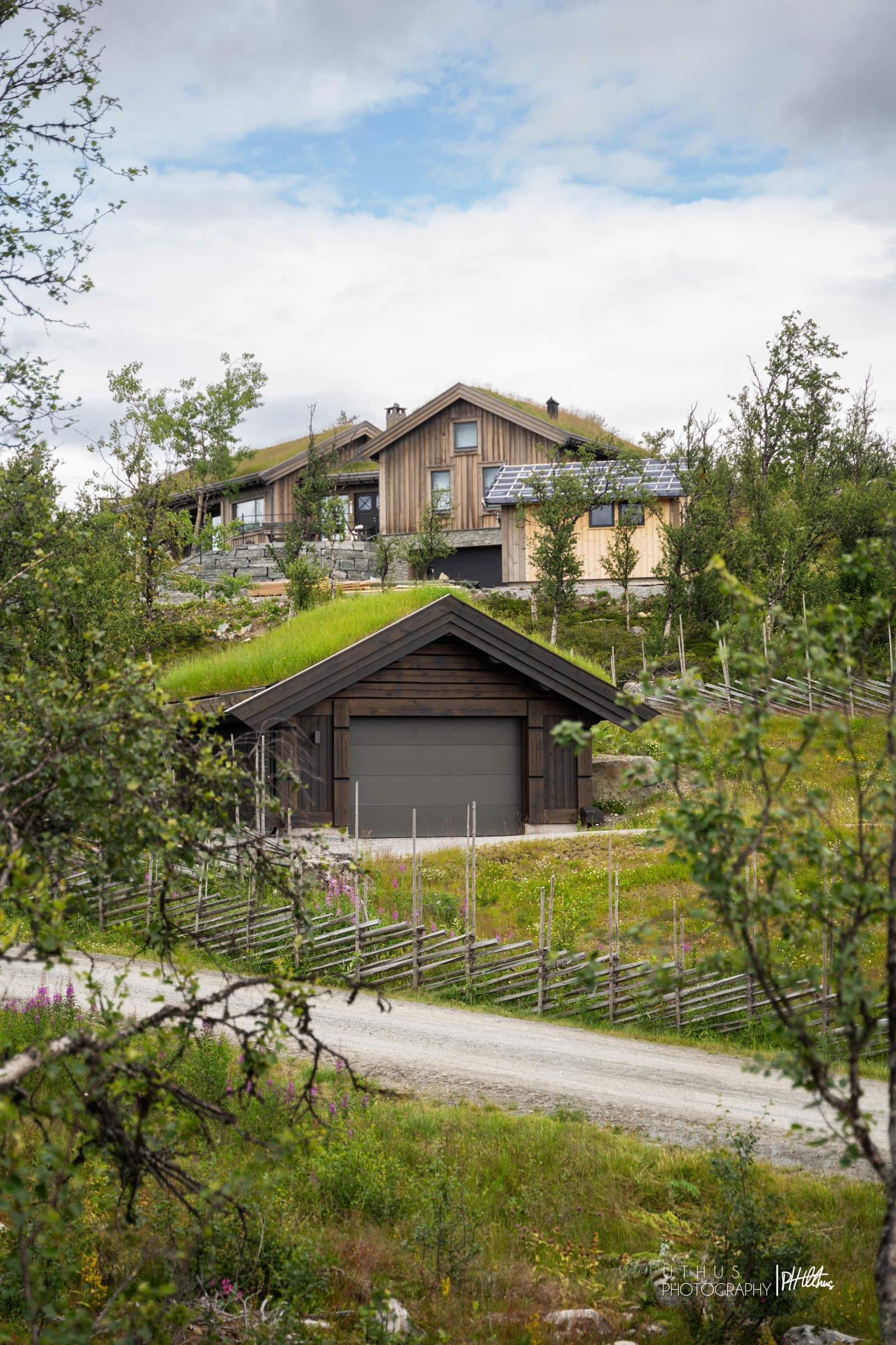 Hytten har egen garasje, bygget i 2023, med elbil-lader Galleribilde