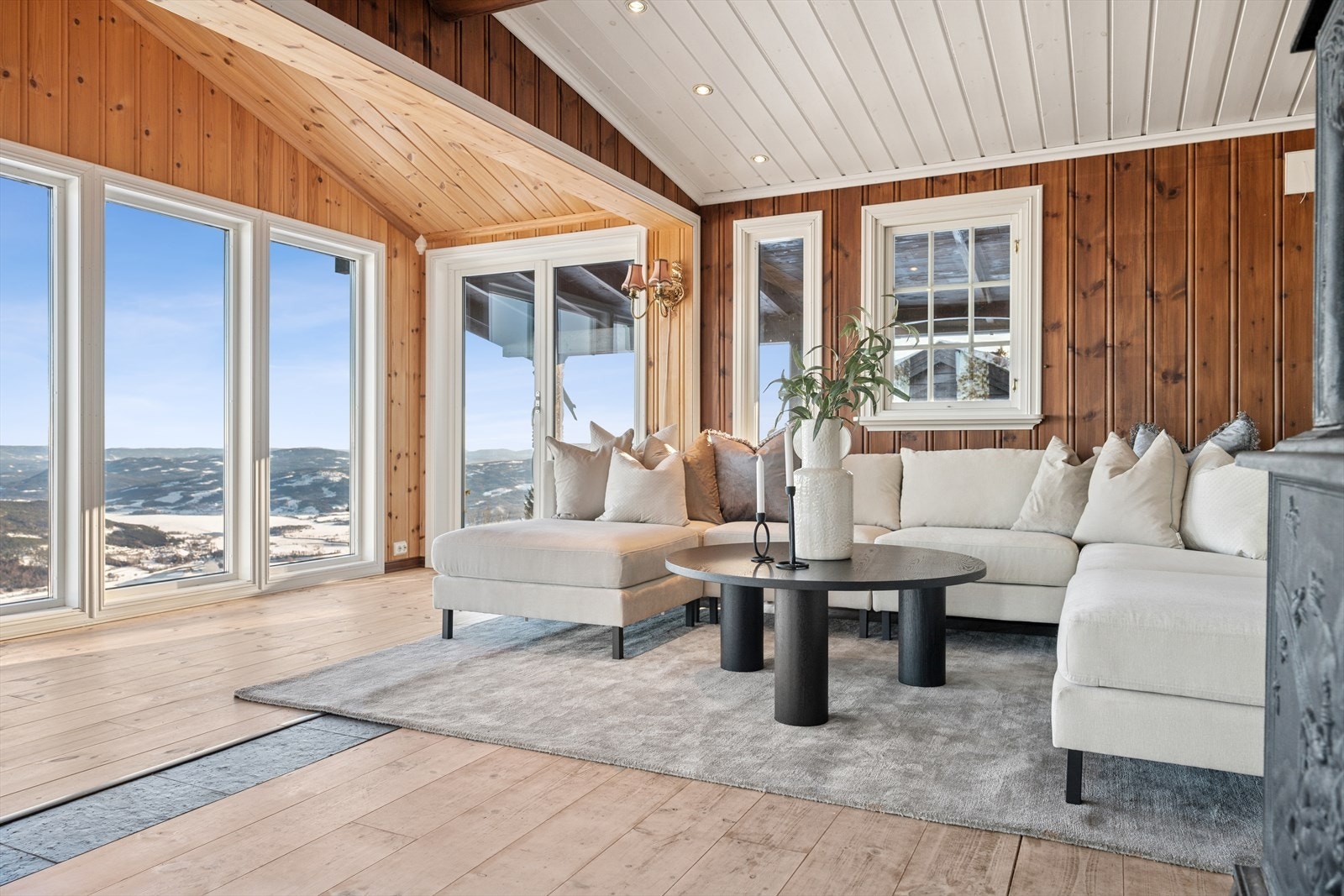 Fantastisk, vidstrakt utsikt over majestetisk natur med skog, fjell og vann. Galleribilde